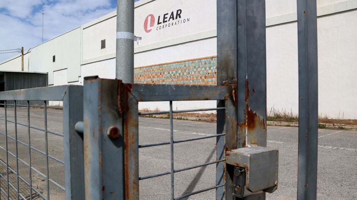 Forrellat a la tanca exterior de la planta de Lear a Roquetes.
                                                                             |
                                ACN (Anna Ferràs) - |
                                ACN (Anna Ferràs)