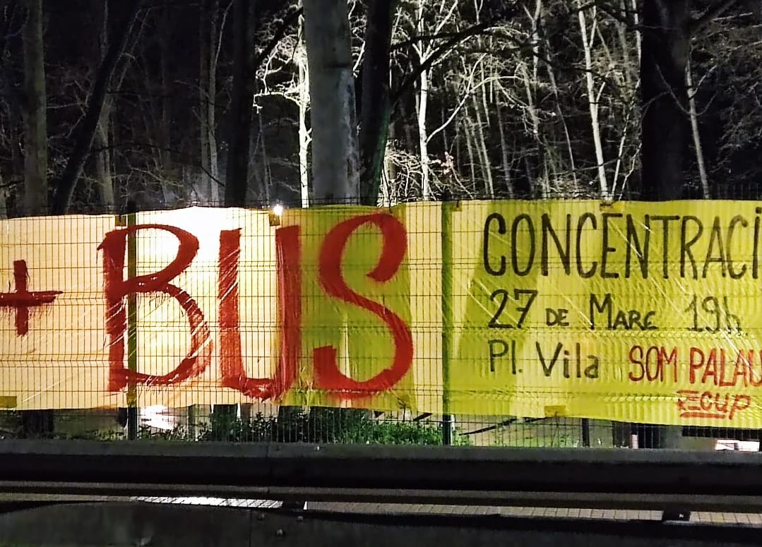 Pancarta per reclamar més freqüència d'autobusos urbans a Santa Maria de Palautordera.                                                                             |                                                                     Som Palau - |                                                                    