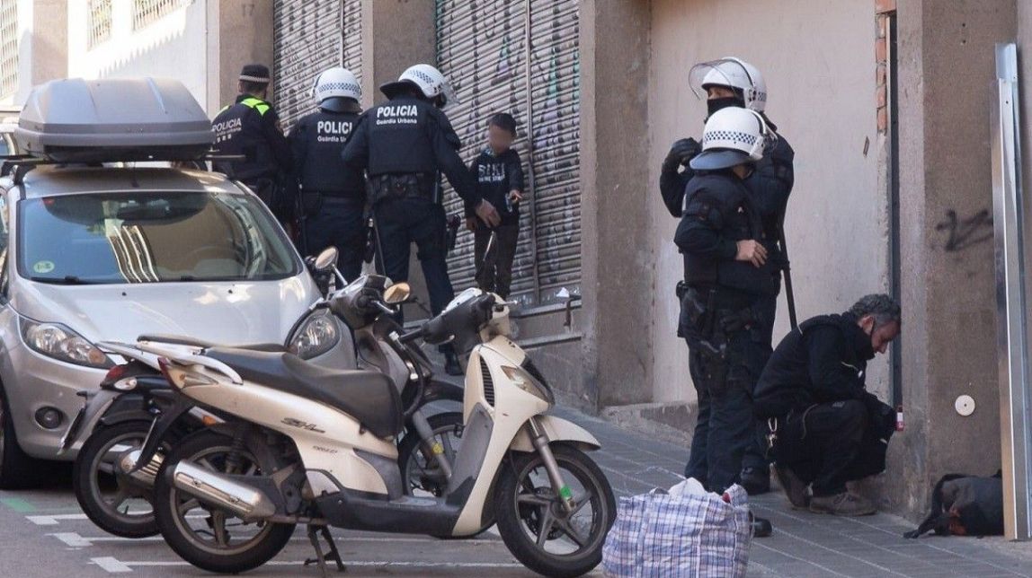 L'Ajuntament de Barcelona desnona una família amb dos menors d'un local ocupat del Banco Popular
