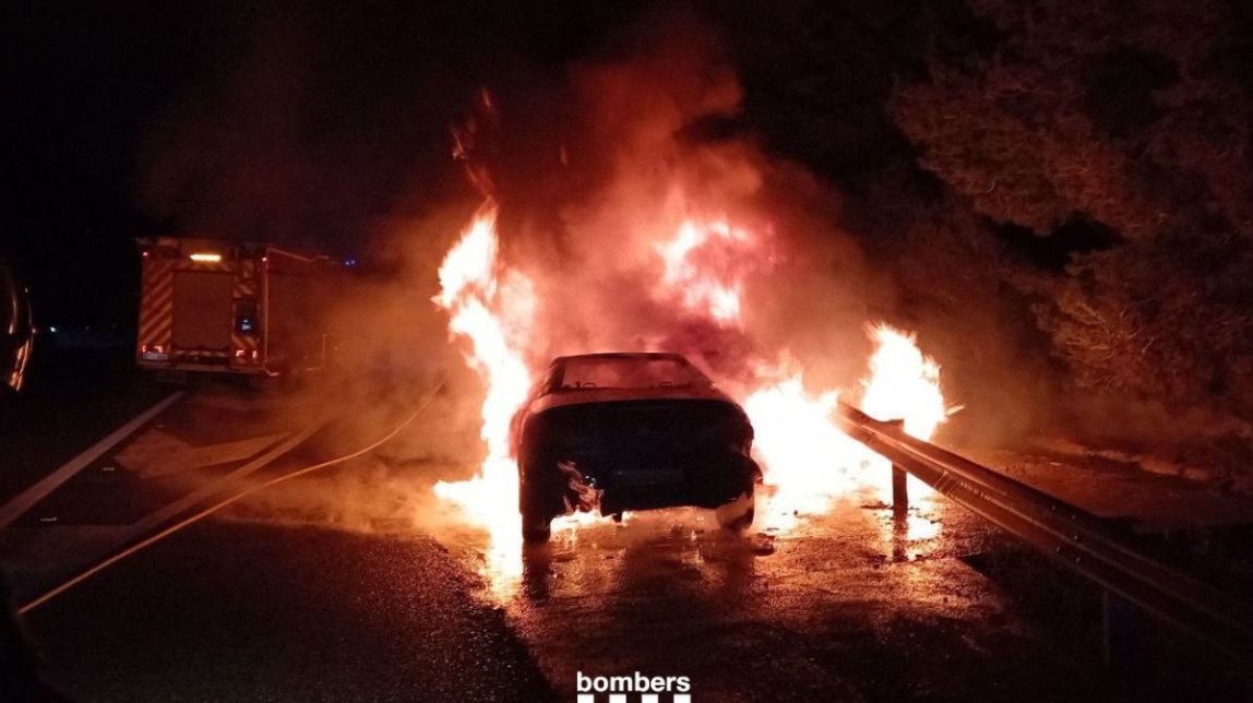 El cotxe incendiat a l'AP-7 va quedar totalment calcinat.
                                                                             |
                                Bombers de la Generalitat - |
                                Bombers de la Generalitat