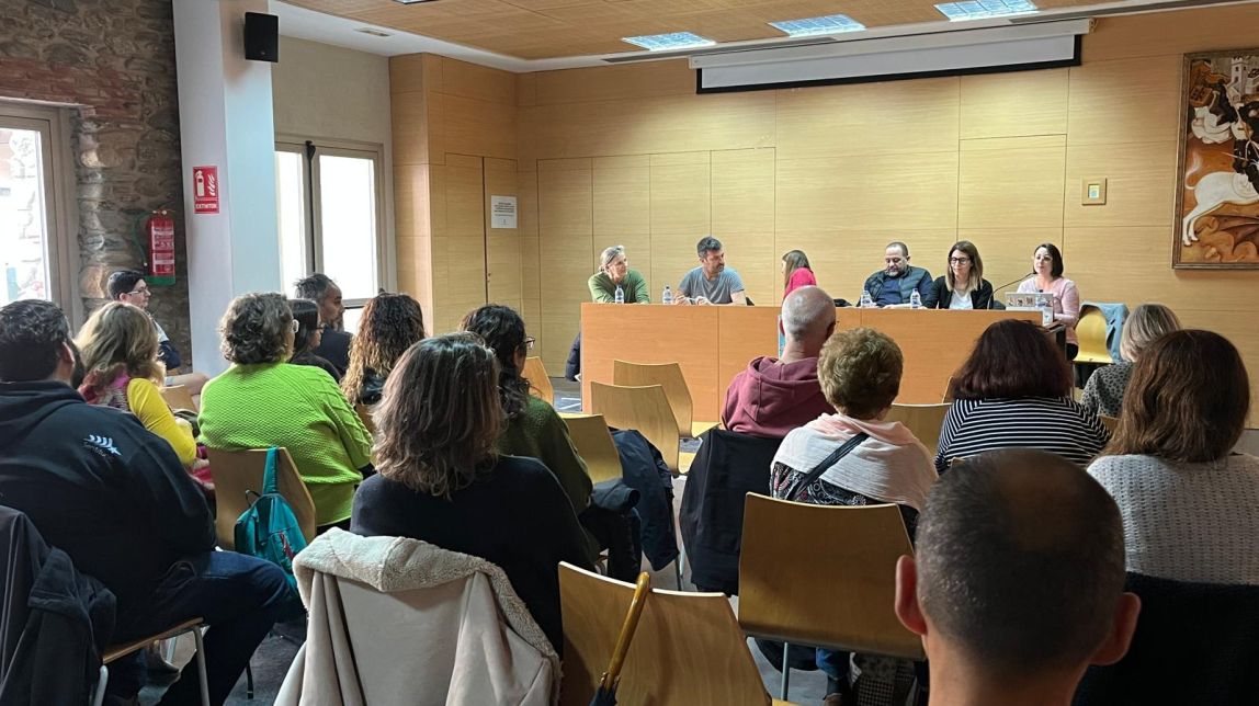 Xerrada sobre infància i adolescència i la seva relació amb les pantalles.
                                                                             |
                                                                     Aixeca el Cap Baix Montseny - |
                                                                    