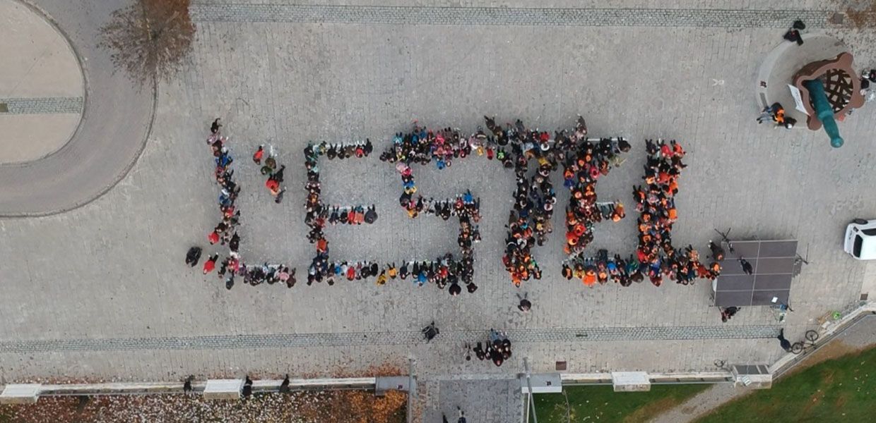 Alumnes i treballadors, fent una acció amb el nom de l’associació
                                                                             |
                                Associació l’Estel - |
                                Associació l’Estel
