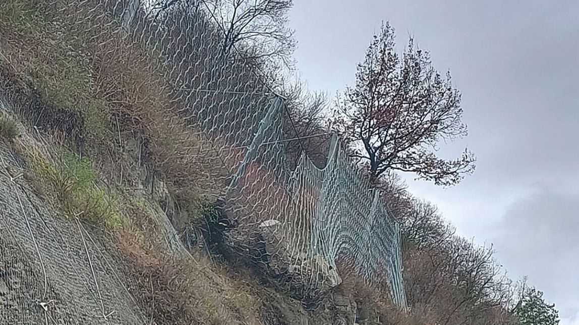 Despreniment de roques a la carretera entre Montesquiu i Sant Quirze de Besora.
                                                                             |
                                Aj. Montesquiu - |
                                Aj. Montesquiu