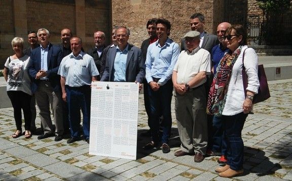 El cap de llista de CiU, Carles Rossinyol, acompanyat per algunes de les persones que han donat suport a la seva candidatura.
                                                                             |
                                                                    CiU - |
                                                                    