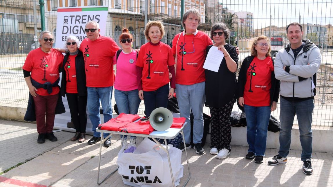 Usuaris i membres de la plataforma Trens Dignes, dissabte a Tortosa.
                                                                             |
                                ACN (Anna Ferràs) - |
                                ACN (Anna Ferràs)