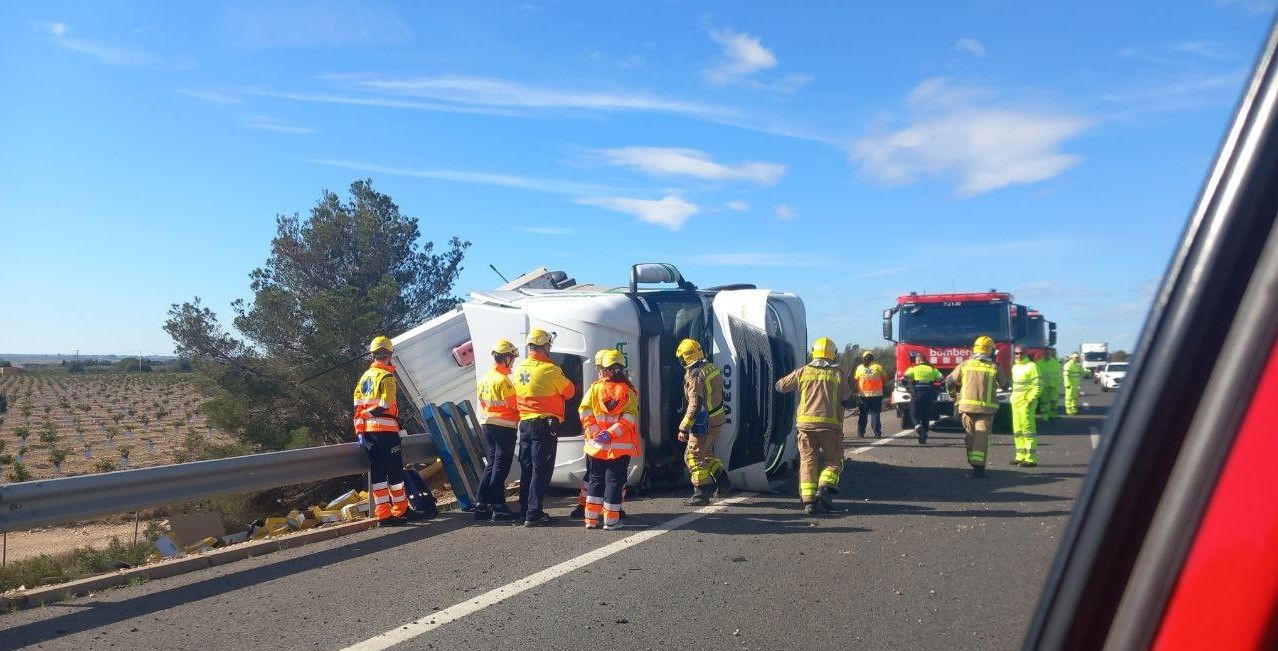 Els bombers durant les maniobres per treure al conductor del camiño accidentat
                                                                             |
                                Bombers - |
                                Bombers