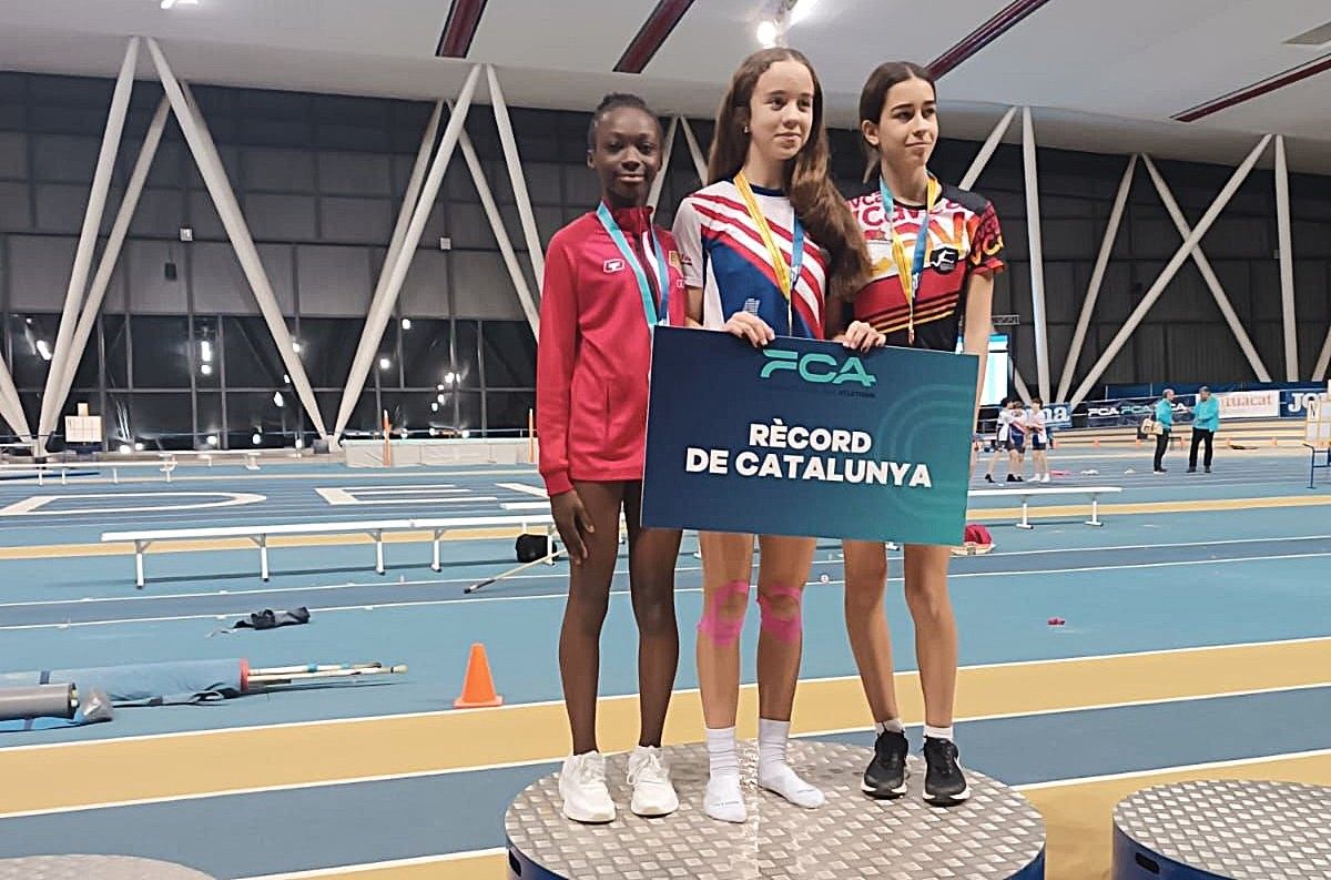 Júlia Planas -al mig- s'imposa clarament en el Campionat de Catalunya d'atletisme sub16
                                                                             |
                                CAM - |
                                CAM