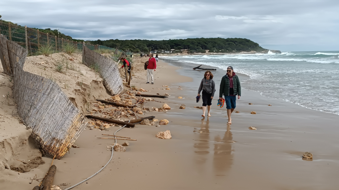 El temporal del cap de setmana ha fet mal a la platja Llarga de Tarragona.
                                                                             |
                                Jordi Sanvisens - |
                                Jordi Sanvisens