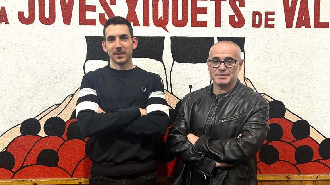 Imatge del nou president i el nou cap de colla de la Joves
                                                                             |
                                Colla Joves Xiquets de Valls - |
                                Colla Joves Xiquets de Valls