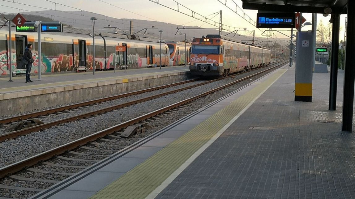 La imatge d'un tren circulant per l'estació de Sant Celoni. - 