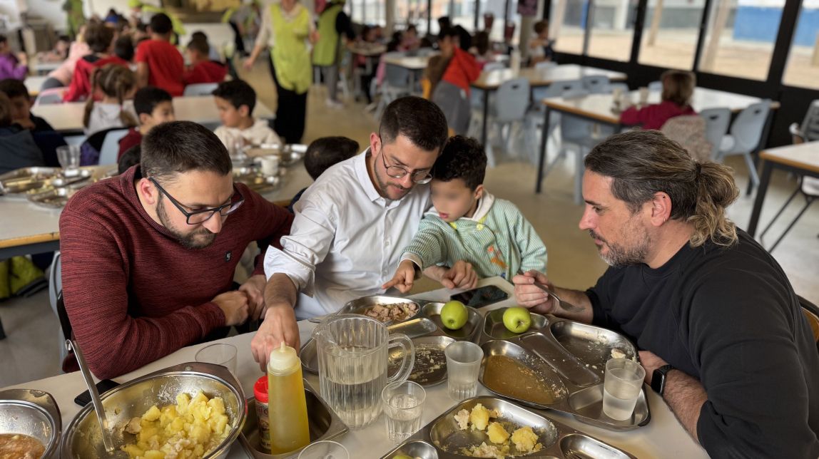 Enric Forcada, Eloi Hernàndez i Jordi Palma dinant al menjador de l’Escola Doctor Ferrer d’Artés
                                                                             |
                                CCBages - |
                                CCBages