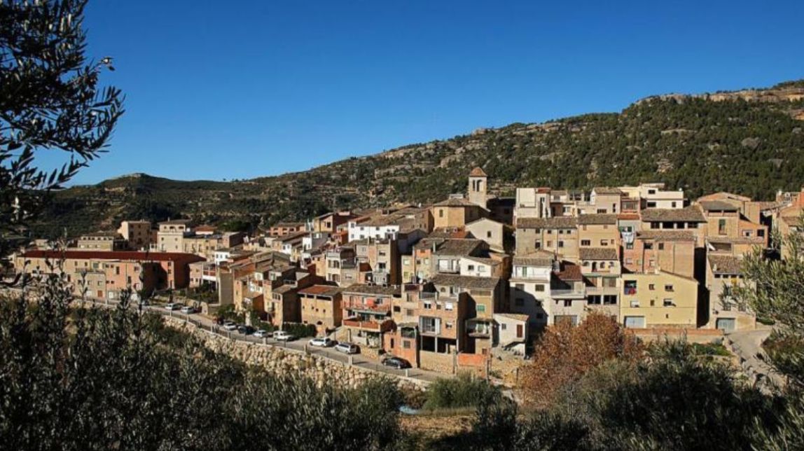 Vista aèria del municipi prioratí
                                                                             |
                                Ajuntament de Cabacés - |
                                Ajuntament de Cabacés