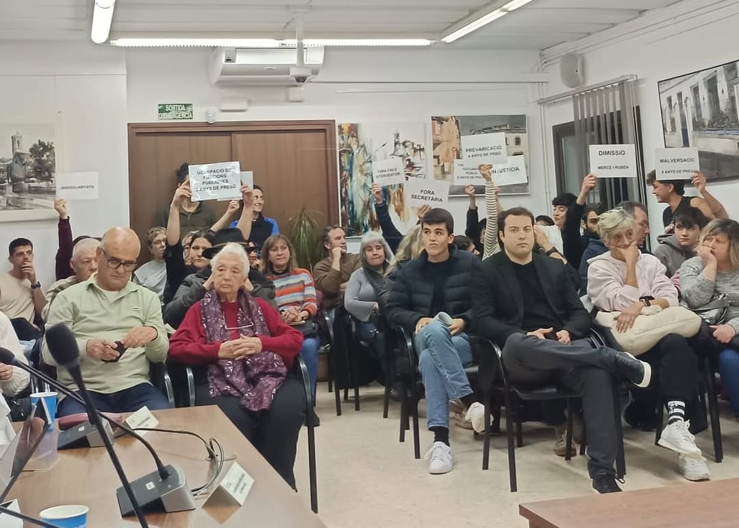 El públic del ple de l'Ajuntament de Vallgorguina.
                                                                             |
                                                                     Alternativa per Vallgorguina - |
                                                                    
