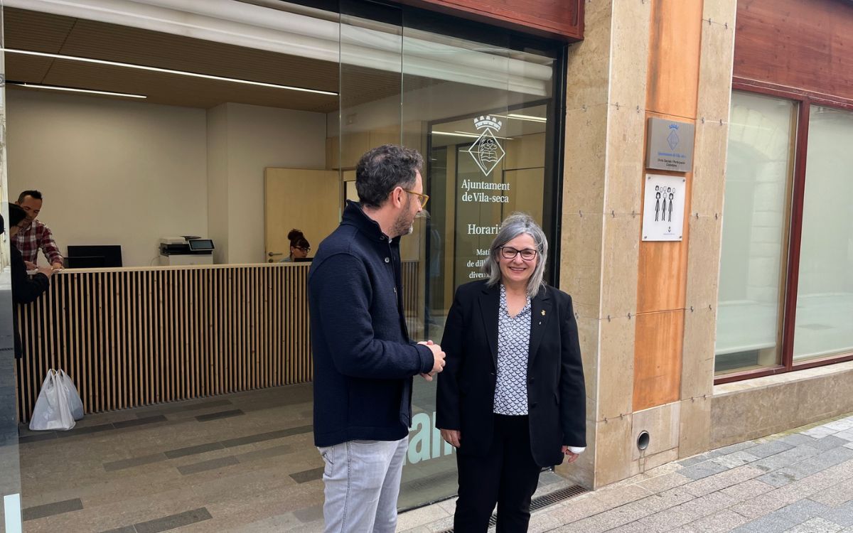 L'alcalde Pere Segura i la regidora Lucía Teruel han presentat el programa 'Cicles Vitals' dels serveis socials de Vila-seca.
                                                                             |
                                TarragonaDigital - |
                                TarragonaDigital