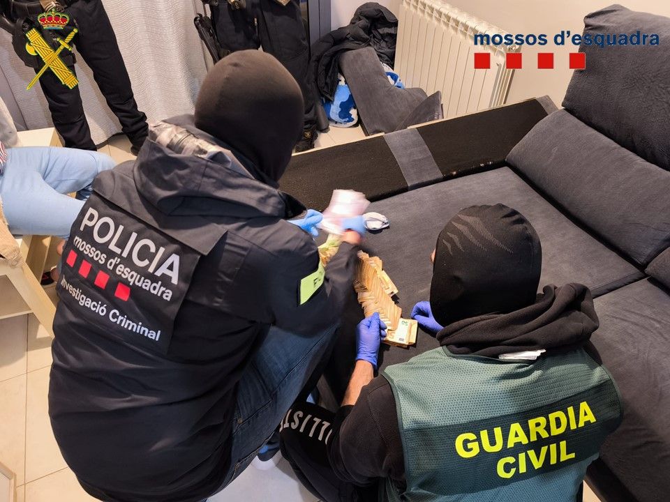 Imatge de l'operatiu policial
                                                                             |
                                Mossos d'Esquadra - |
                                Mossos d'Esquadra