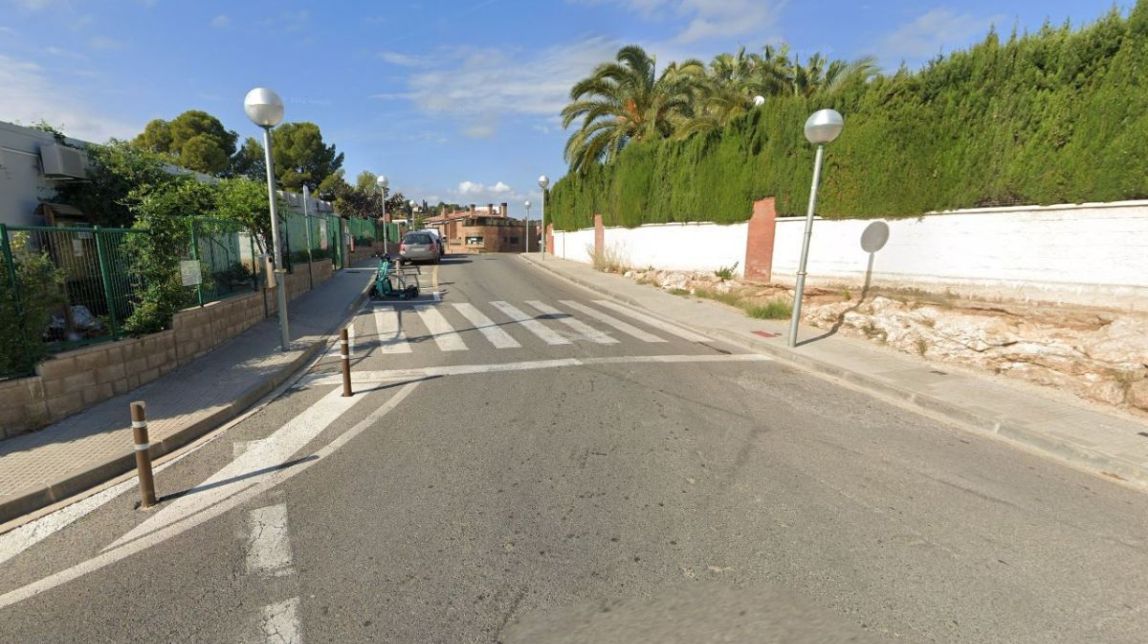 Imatge d'un dels carrers de la zona dels Cossis en què es renovarà l'enllumenat.
                                                                             |
                                Google Maps - |
                                Google Maps