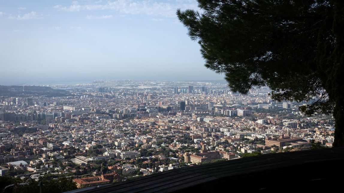 Panoràmica de la ciutat de Barcelona, ??des de l'observatori Fabra.
                                                                             |
                                                                    Hugo Fernández Alcaraz - |
                                                                    