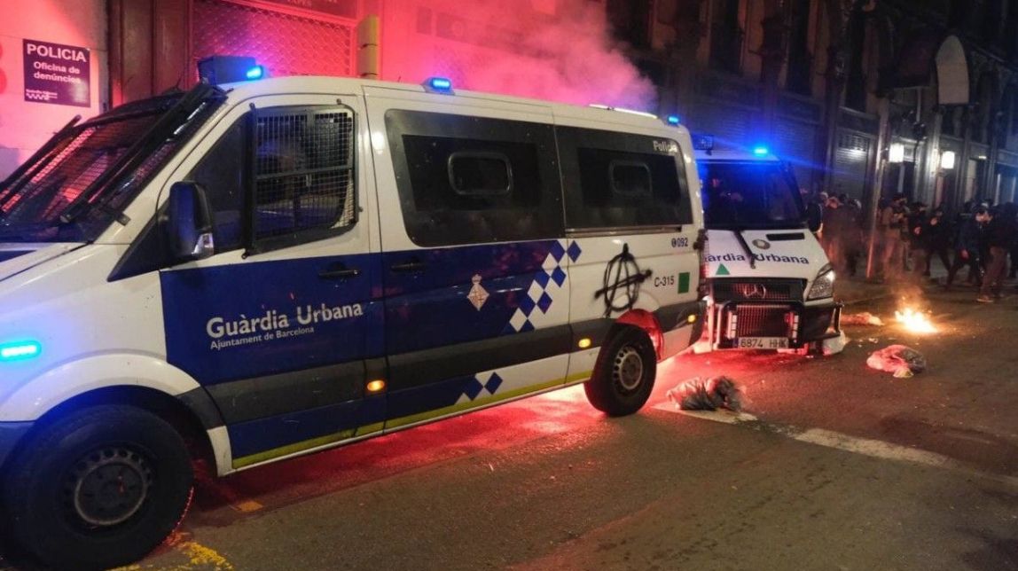 Aldarulls al centre de Barcelona i atacs a la comissaria de la Guàrdia Urbana