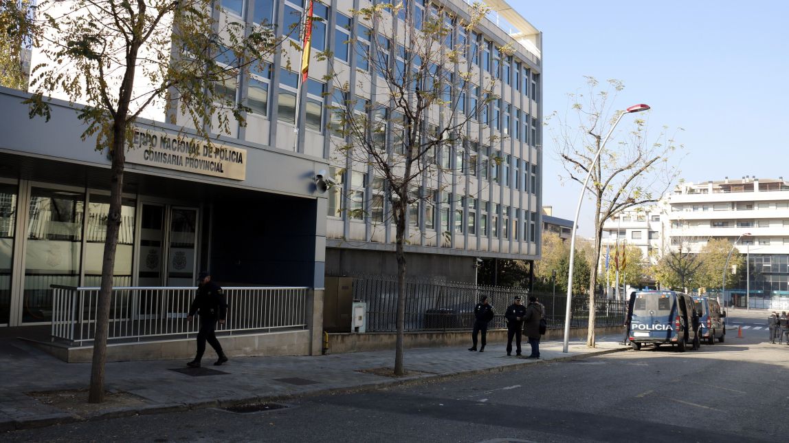 Pla obert on es poden veure furgones i policies al davant de la comissaria de la policia espanyola a Lleida
                                                                             |
                                ACN - |
                                ACN