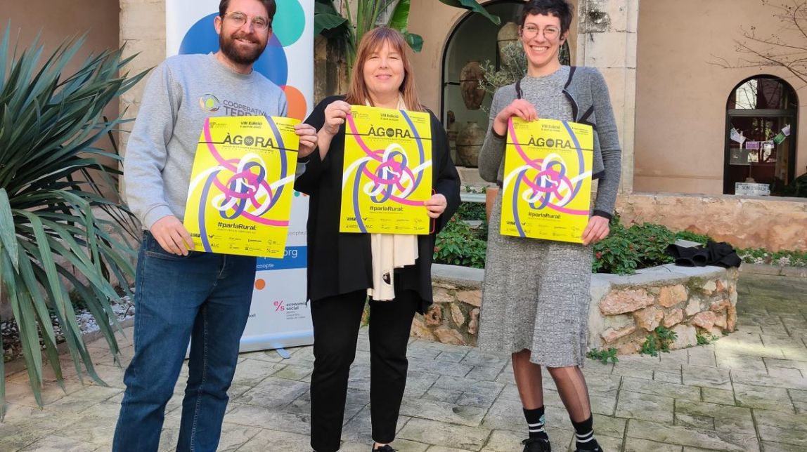 L'alcaldessa d'Ulldecona, Núria Ventura, amb els organitzadors d'Àgora.
                                                                             |
                                Ateneu Cooperatiu de les Terres de l'Ebre - |
                                Ateneu Cooperatiu de les Terres de l