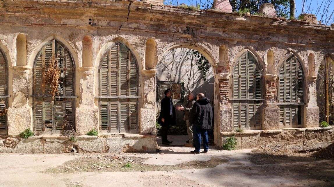 Visita de l'alcalde, Jordi Jordan, i el regidor Jaume Bel, a la façana del pavelló del balneari que es rehabilita.
                                                                             |
                                ACN (Anna Ferràs) - |
                                ACN (Anna Ferràs)