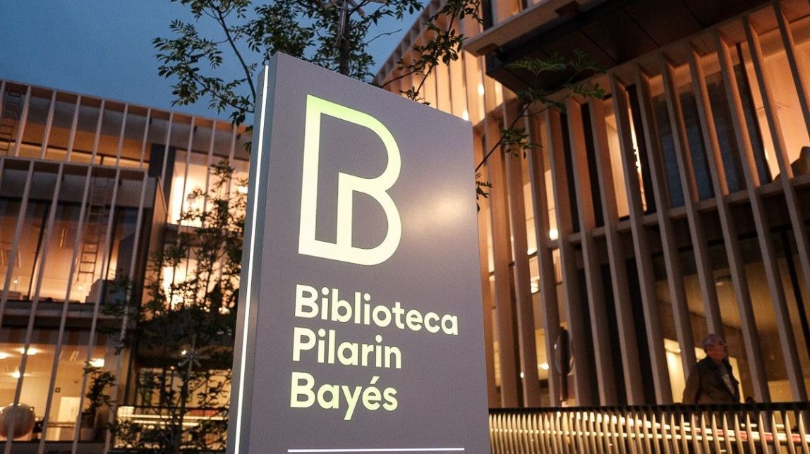 La Biblioteca Pilarin Bayés de Vic, disposa d'un total de 77.685 llibres, el 50,9% dels quals són en català.
                                                                             |
                                Adrià Costa - |
                                Adrià Costa