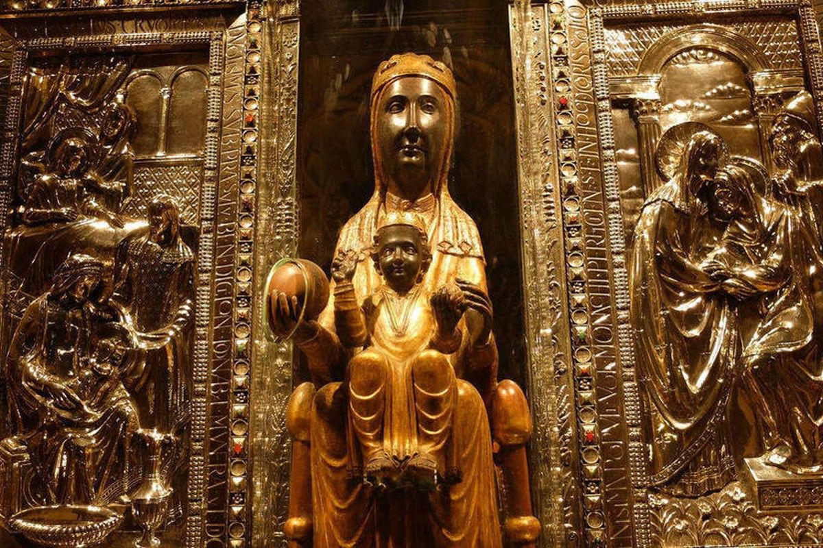 La Moreneta, la Mare de Déu de Montserrat, a la basílica de Santa Maria
                                                                             |
                                                                     AbM - |
                                                                    