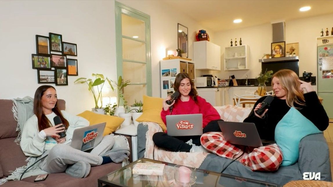 Les integrants de Can Putades en el seu pis d'estudiants
                                                                             |
                                                                     Youtube - |
                                                                    