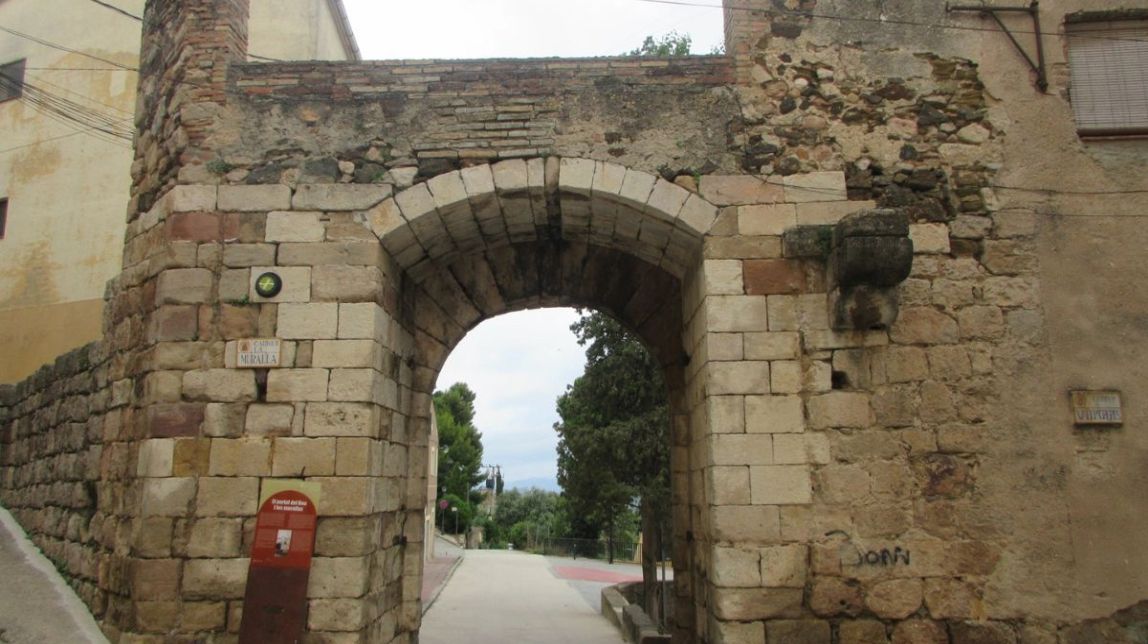 L'únic accés de l'antiga muralla que es conserva és el Portal del Bou
                                                                             |
                                Senderisme al Priorat - |
                                Senderisme al Priorat