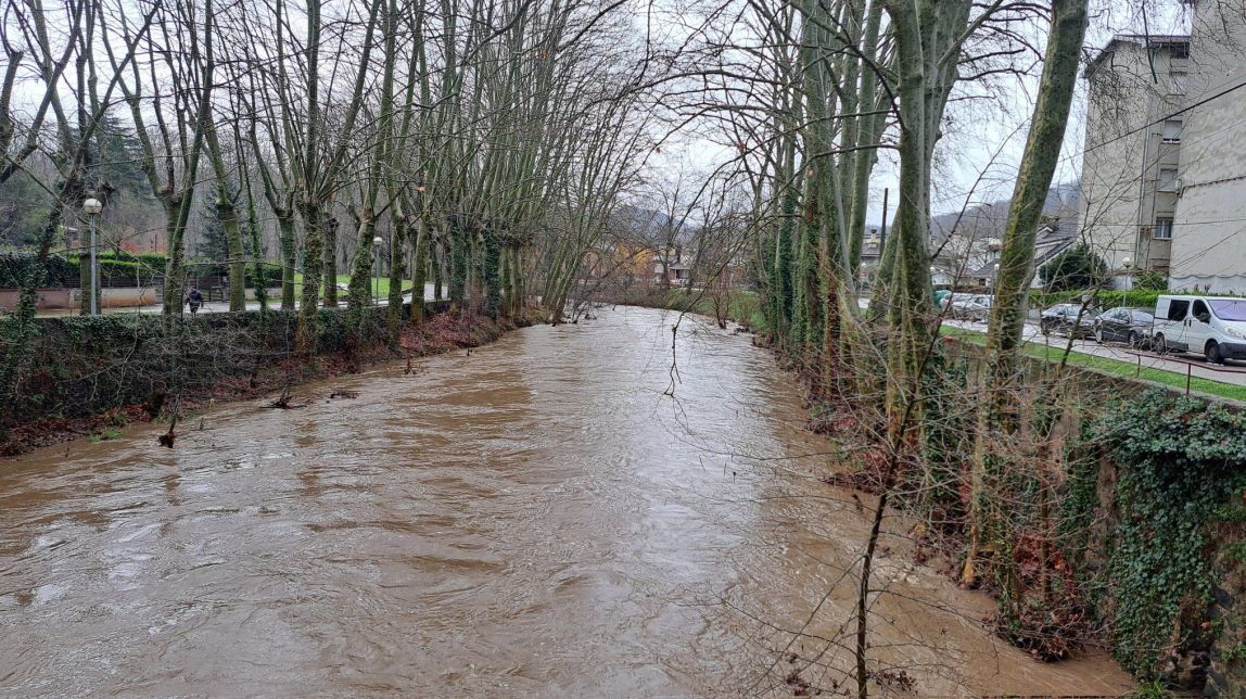 El riu Fluvià durant els episodis de pluja d'aquest març
                                                                             |
                                Ajuntament d'Olot - |
                                Ajuntament d'Olot