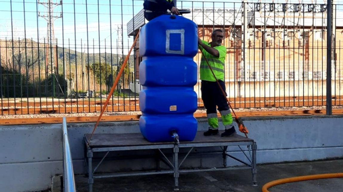 Operaris d'Ulldecona desintal·lant les cisternes que han abastit la població d'Ulldecona.
                                                                             |
                                Cedida - |
                                Cedida
