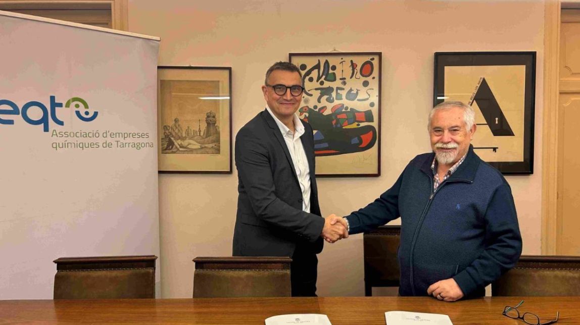 Els president de l'AEQT i del Centre de Lectura de Reus han signat el conveni de col·laboració entre ambdues entitats.
                                                                             |
                                TarragonaDigital - |
                                TarragonaDigital