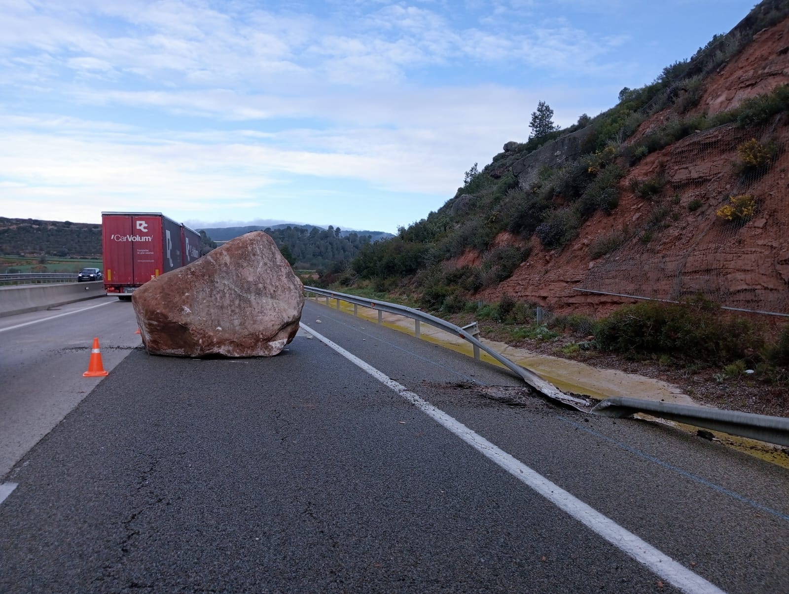 Una roca es despren a l'Eix Transversal
                                                                             |
                                Cedida - |
                                Cedida