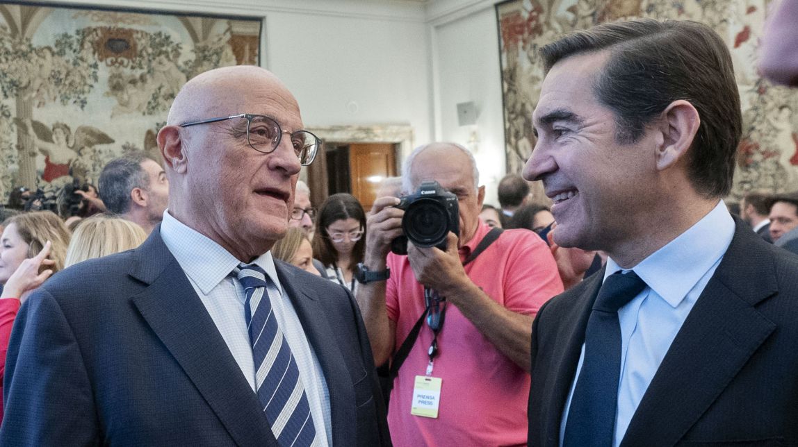 El president del Banc Sabadell, Josep Oliu i  Carlos Torres Vila, president del BBVA durant la cerimònia de presa de possessió del nou governador del Banc d´Espanya
                                                                             |
                                                                     Alberto Ortega / Europa Press - |
                                                                    