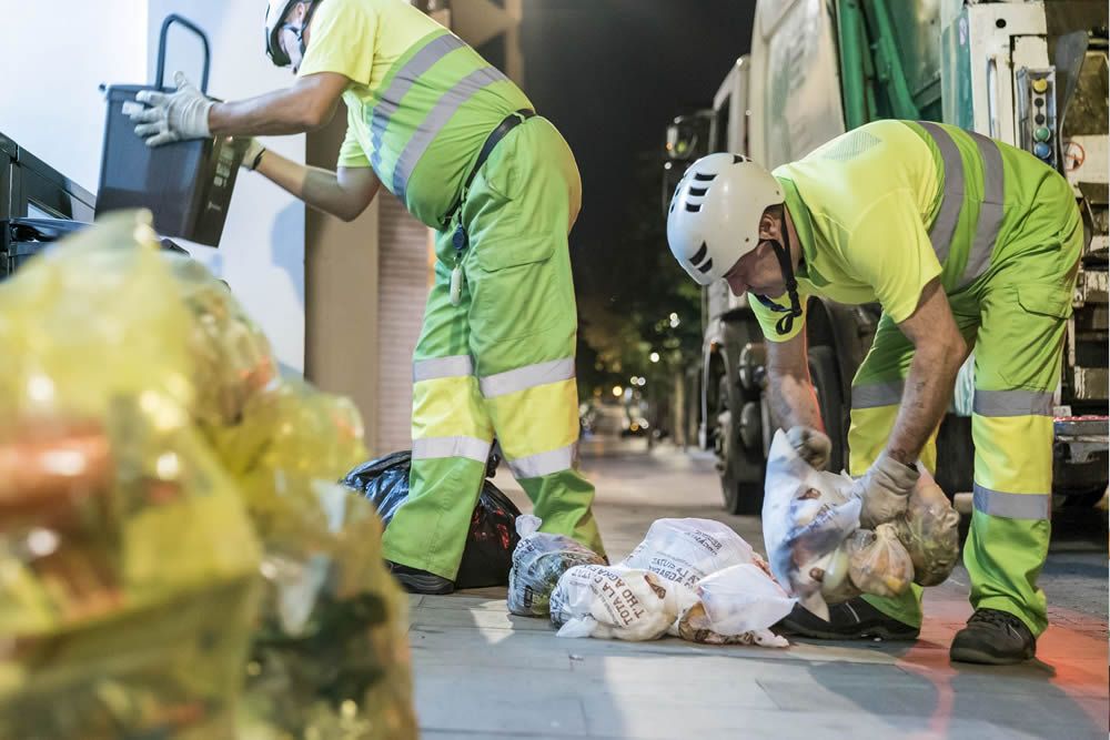 Operaris de neteja de Barcelona, en un carrer amb el porta a porta implantat
                                                                             |
                                Ajuntament de Barcelona - |
                                Ajuntament de Barcelona
