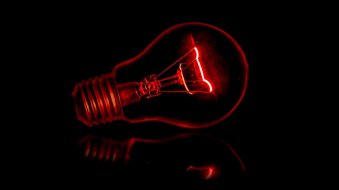 Una bombeta de llum vermella
                                                                             |
                                                                     Terry Vlisidis / Unsplash - |
                                                                    