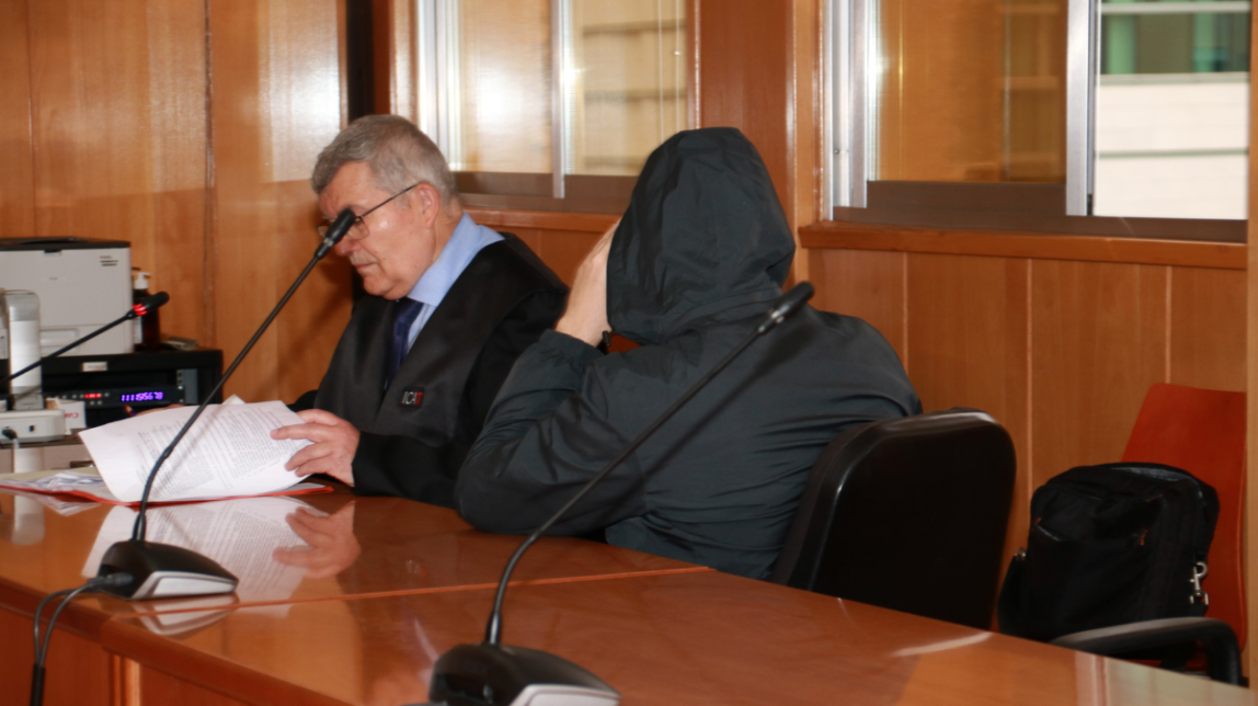 Imatge de l'acusat, d'esquenes, durant el judici celebrat a l'Audiència Provincial de Tarragona.
                                                                             |
                                Mar Rovira/ACN - |
                                Mar Rovira/ACN