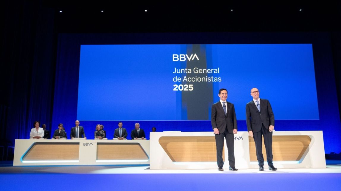 El president del BBVA, Carlos Torres, i el conseller delegat, Onur Genç, a la Junta General d'Accionistes del BBVA d'aquest divendres a Bilbao
                                                                             |
                                Europa Press - |
                                Europa Press