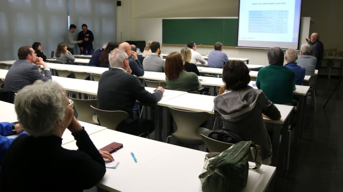 Representants de diversos ajuntaments ebrencs a la jornada sobre gestió pública d el'aigua de la PDE a la URV
                                                                             |
                                Anna Ferràs - |
                                Anna Ferràs