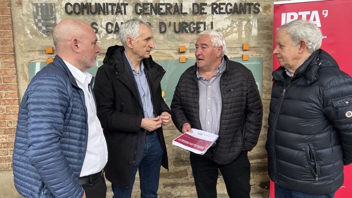 Representants de la Comunitat de Regants dels Canals d'Urgell i de l'IRTA després d'una reunió a la Casa Canal
                                                                             |
                                ACN - |
                                ACN