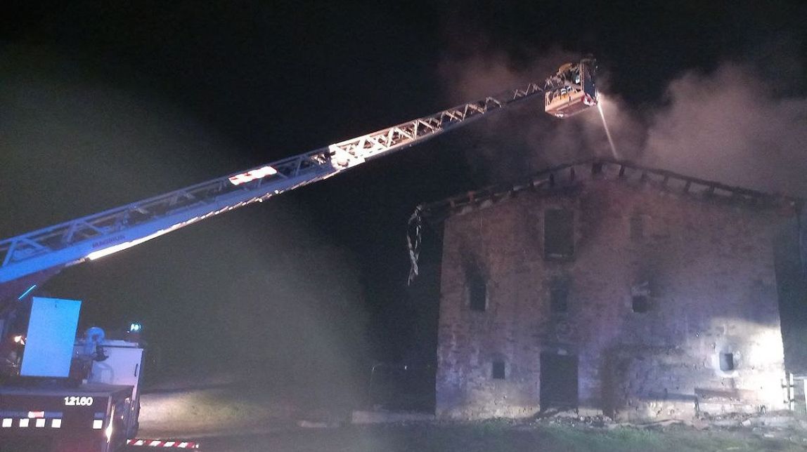 Set dotacions dels Bombers han treballat, aquesta matinada, en l'incendi d'una masia a Lluçà, al Lluçanès.
                                                                             |
                                Bombers - |
                                Bombers