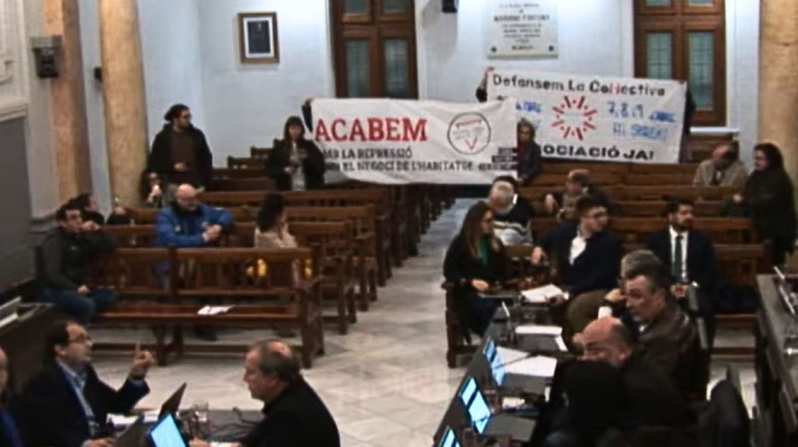 Moment en què les entitats han interromput la sessió plenària
                                                                             |
                                TarragonaDigital - |
                                TarragonaDigital