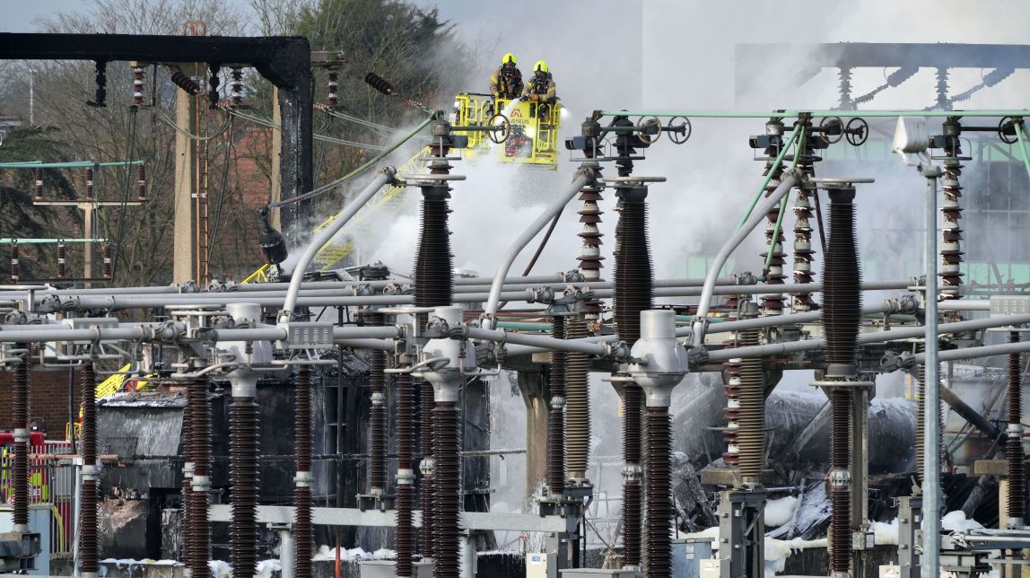 Bombers treballant en l'extinció de la subestació elèctrica incendiada
                                                                             |
                                Jonathan Brady / PA Wire / dpa - |
                                Jonathan Brady / PA Wire / dpa