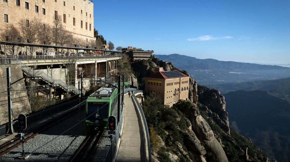 Cremallera de Montserrat arribant a l'estació del Monestir
                                                                             |
                                FGC - |
                                FGC