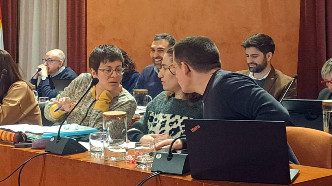 Els regidors de Fem Manresa parlen entre ells durant el ple d'aquest dijous
                                                                             |
                                Pere Fontanals - |
                                Pere Fontanals