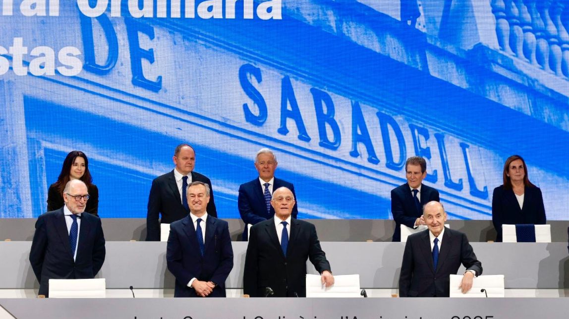 Pedro Fontana, César González-Bueno, Josep Oliu i Miquel Roca (secretari del consell), aquest dijous a la junta d'accionistes.
                                                                             |
                                Juanma Peláez - |
                                Juanma Peláez