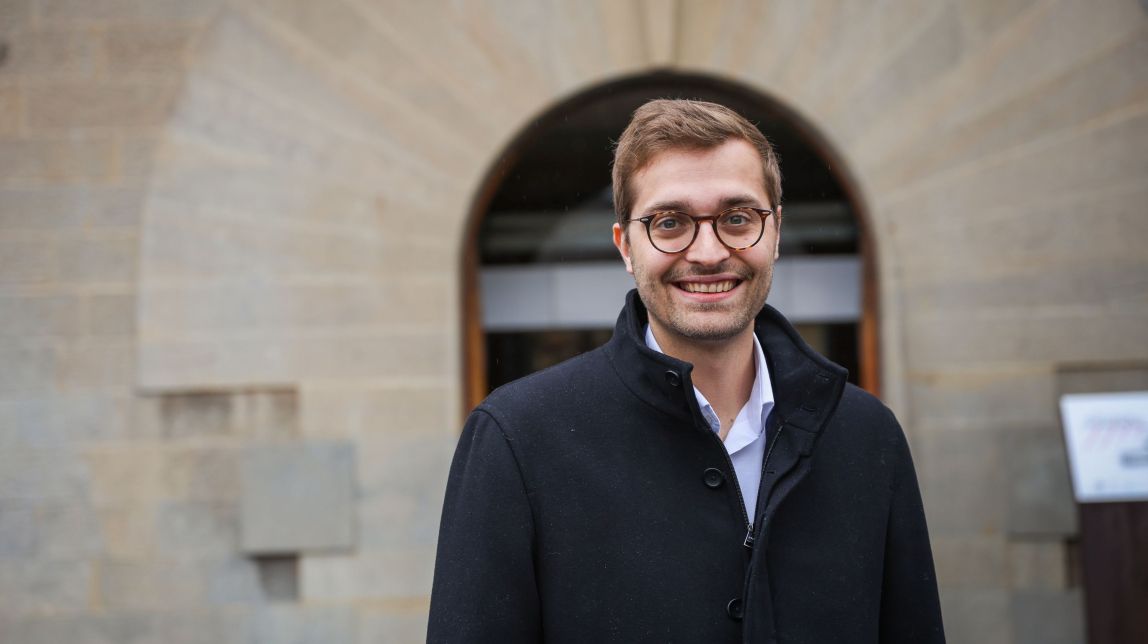 Agustí Arbós és el vuitè alcalde democràtic d'Olot
                                                                             |
                                Martí Albesa - |
                                Martí Albesa