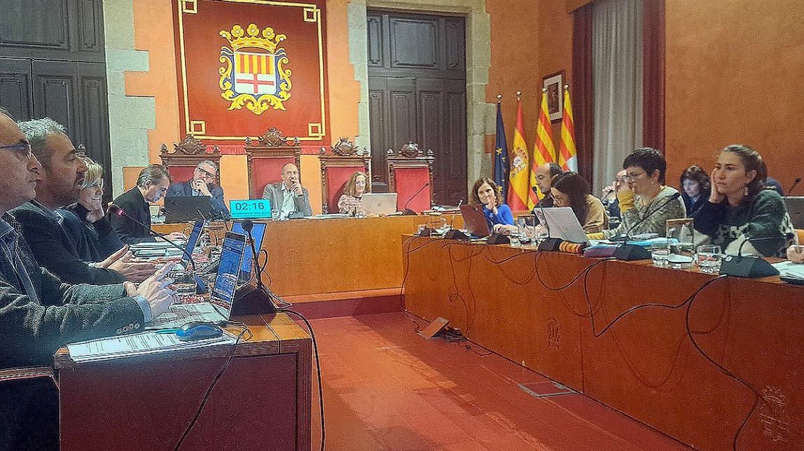 Ramon Bacardit, a l'esquerra en ús de la paraula, i Gemma Boix, totalment a la dreta, escoltant
                                                                             |
                                Pere Fontanals - |
                                Pere Fontanals