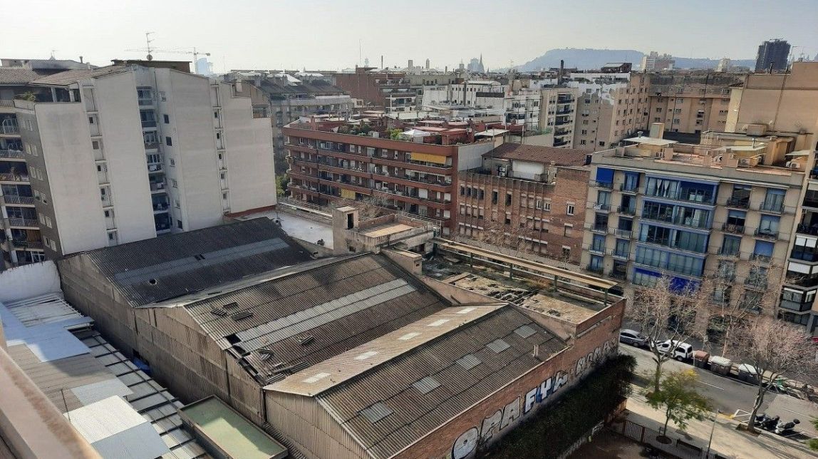 Malestar entre els veïns del Fort Pienc de Barcelona per la rehabilitació d'una nau amb amiant 