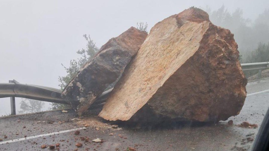 Una pedra de grans dimensions ha caigut a la carretera N-420, al Priorat.
                                                                             |
                                WhatsApp - |
                                WhatsApp